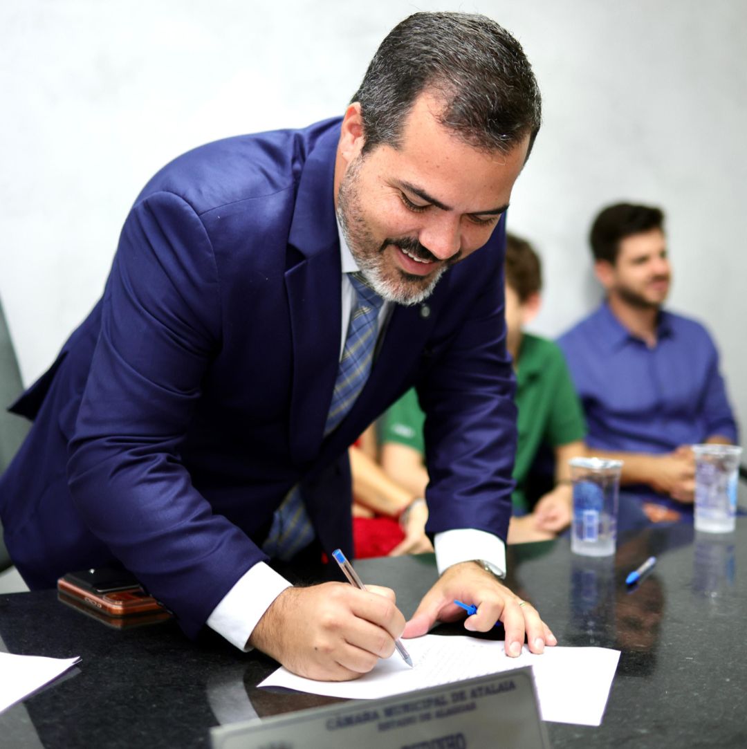 Nicollas assume como prefeito de Atalaia após renúncia da prefeita Ceci